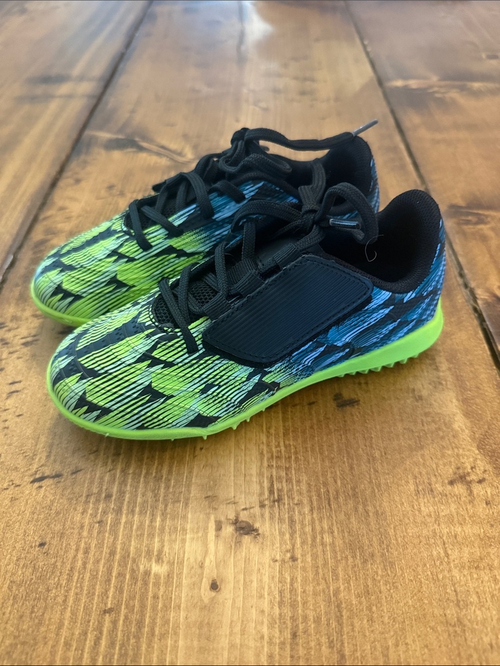 Kids indoor soccer Shoes in Neon Green and Blue